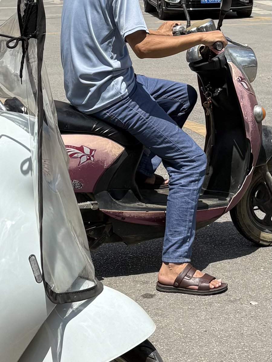 ralphocallaghan's tweet photo. 大叔的性感皮凉鞋 #皮凉鞋 #民工 #大叔 #中年大叔 #直男 #直男民工 #民工大叔 #中年民工 https://t.co/mklVeXvYPJ