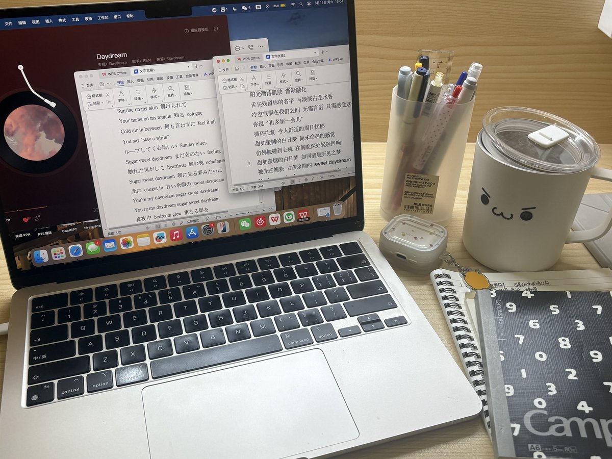 JYemiiiiY's tweet photo. 今天听了Beni的新曲Daydream 我喜欢听她把歌曲唱的绕来绕去的感觉 很轻盈很Chill
在学习的间隙把中文翻译一起上传了☺️ https://t.co/XWMetL97KA