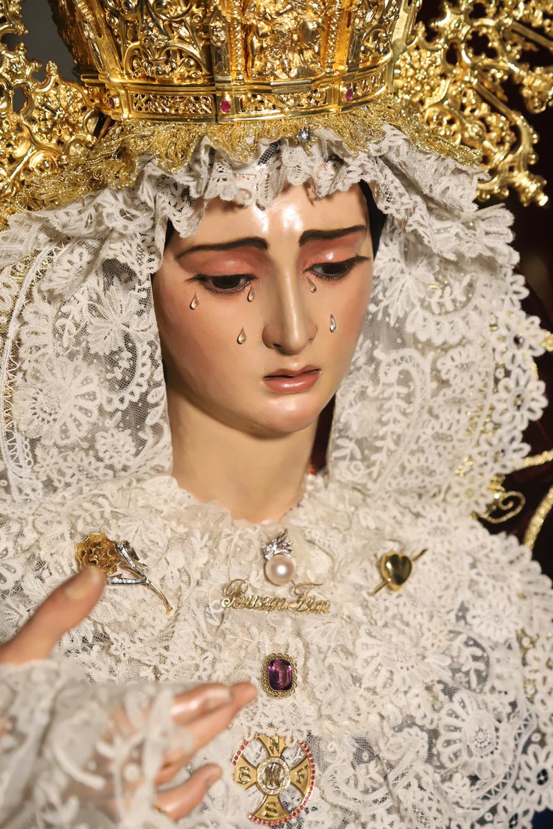 vicmarcab87's tweet photo. Días de trabajo en torno a la festividad de la Asunción. La Virgen del Buen Fin de @LanzadaSevilla vestida para su besamanos.
📸@rafape_fotos https://t.co/egCRdTxJGJ