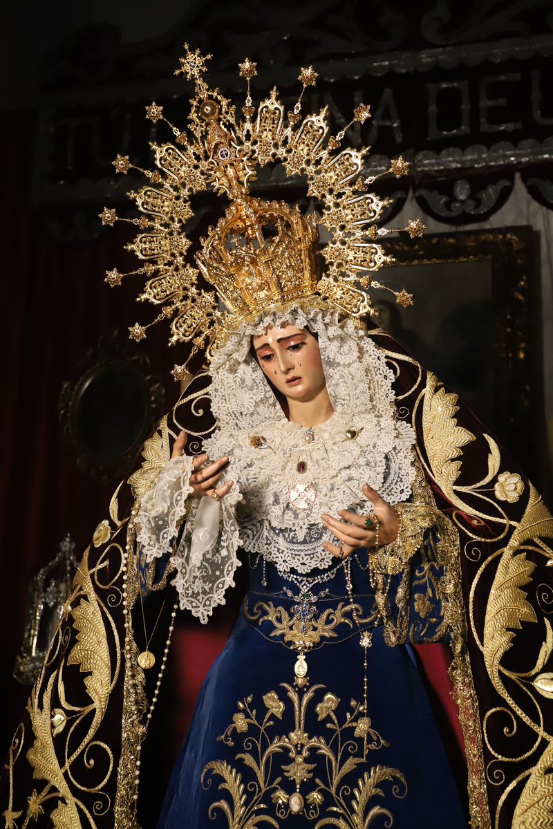 vicmarcab87's tweet photo. Días de trabajo en torno a la festividad de la Asunción. La Virgen del Buen Fin de @LanzadaSevilla vestida para su besamanos.
📸@rafape_fotos https://t.co/egCRdTxJGJ