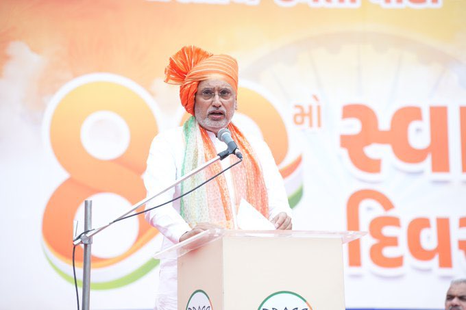 VinodChavdaBJP's tweet photo. 80મા સ્વાતંત્ર્ય દિવસ નિમિત્તે પ્રદેશ કાર્યાલય 'શ્રી કમલમ્' ખાતે પ્રદેશ અધ્યક્ષ શ્રી @iJagdishBJP જી એ ધ્વજારોહણ કરી રાષ્ટ્રધ્વજને સલામી આપી તથા પદાધિકારી અને કાર્યકર્તાઓને સંબોધિત કર્યા.

આ અવસરે તેમણે સૌ પદાધિકારીઓ અને કાર્યકર્તાઓને સ્વાતંત્ર્ય દિવસની શુભકામનાઓ પાઠવી તેમજ મીડિયા સાથે સંવાદ કર્યો.

#IndiaIndependenceDay