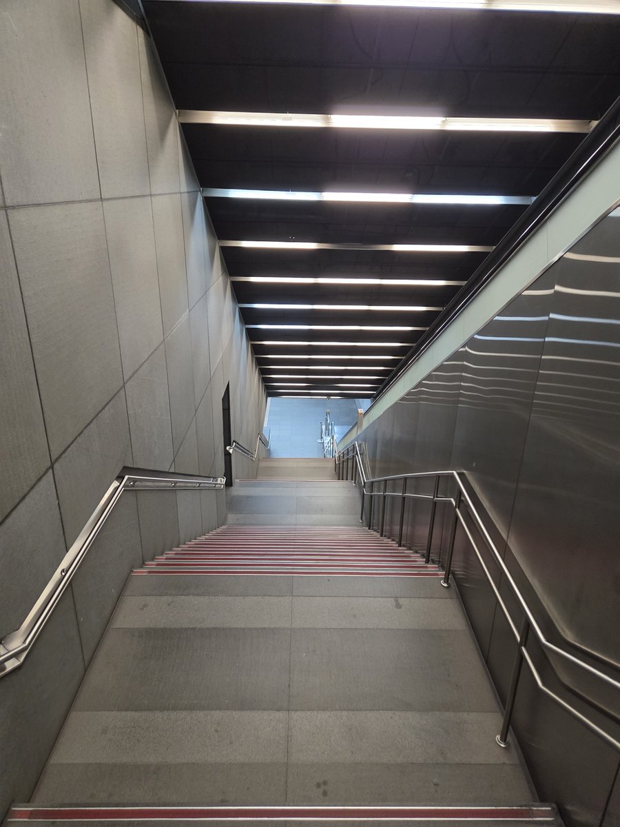 fumi_chandayo's tweet photo. 台北の地下鉄、コンコースやホームはかなり広く、導線も直線的でわかりやすくて対面で乗り換えできる駅も多い。街中の観光地はだいたいカバーされていて使いやすかった。
完成が遅かった分、海外の先行事例をしっかり折り込んで全体が計画的に整備された感じがあり、現代地下鉄の理想的な姿をしていた https://t.co/cMif3ReUr4