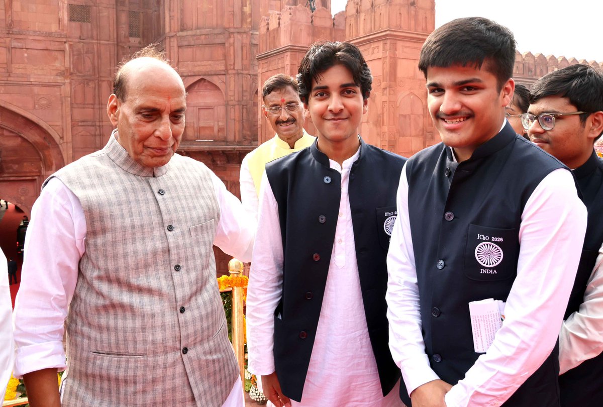 rajnathsingh's tweet photo. Delighted to interact with the medalists of the International Science Olympiad (ISO) at the Red Fort. These young and brilliant champions were invited to attend the 80th Independence Day celebrations. 

Congratulated them for scripting history at the Science Olympiad.
Wishing them success in their future endeavours. I am confident that they will continue to make India proud.