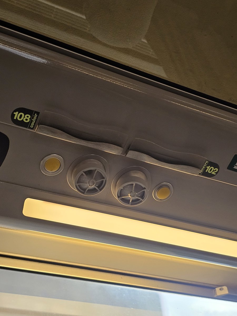 DeAlmeidaBenja2's tweet photo. La #SNCF innove : les places sont désormais numérotées comme les adresses au Japon.
Probablement par ordre d’historicité, surtout pas dans l’ordre.

Résultat : ma place existe sur mon billet, mais manifestement pas dans le train.

Une expérience utilisateur audacieuse. https://t.co/Ws3rEHVpzA