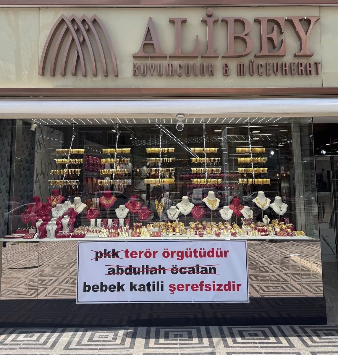 cicikus_dr's tweet photo. Bir esnaf daha dükkanına  “öcalan Bebek katilidir” pankartı astı https://t.co/DrJ2F9zAdv