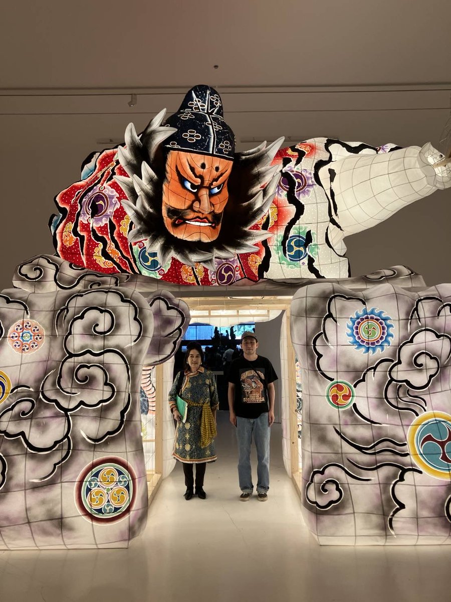 sissonne_jiro's tweet photo. 青森県立美術館にて。鶴岡真弓先生とのトークイベント終わり。先生から頂いた沢山のありがたい言葉を胸に、これからはシャーマンとして頑張ります。先生の本、読みます。 https://t.co/gRkWnE4Qbq
