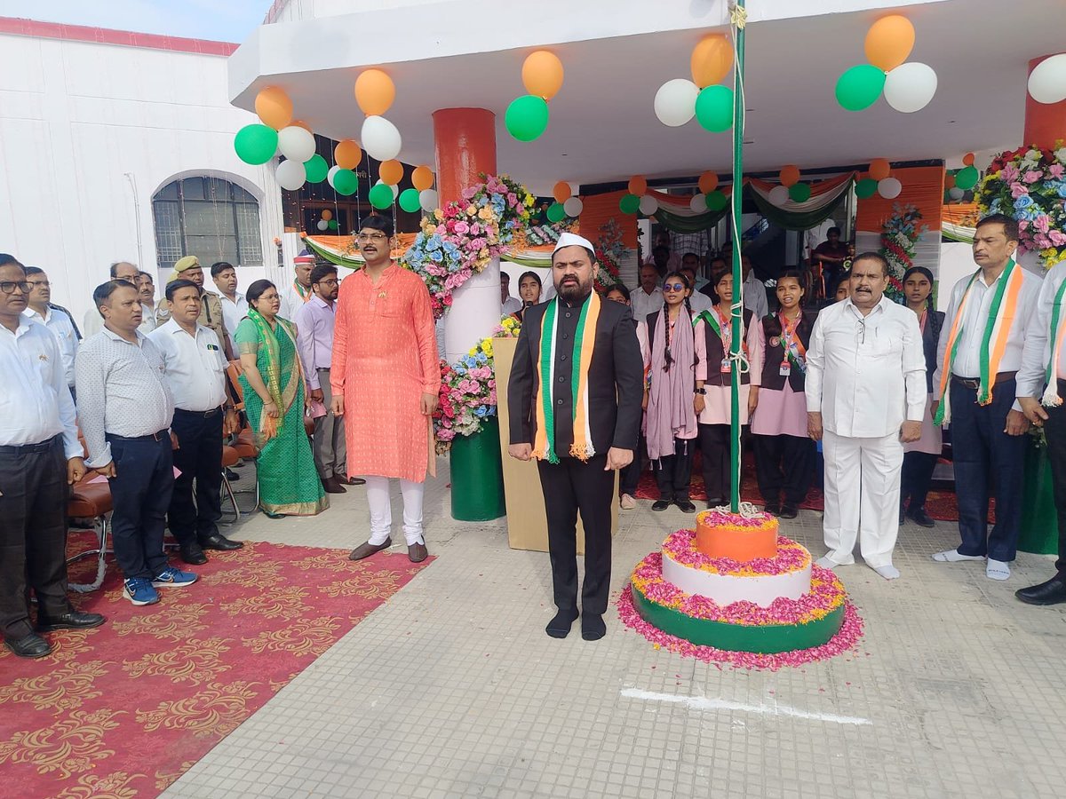 dm_kushinagar's tweet photo. आज 80वें स्वतंत्रता दिवस के अवसर पर कलेक्ट्रेट भवन पर ध्वजारोहण किया गया। स्कूली छात्राओं द्वारा राष्ट्र गान गाया गया। स्वतंत्रता संग्राम सेनानी श्री प्रहलाद प्रजापति एवं अन्य स्वतंत्रता संग्राम सेनानी के आश्रितों को अंगवस्त्र देकर सम्मानित/स्वागत किया गया। कलेक्ट्रेट परिसर में वृक्षारोपण किया गया तथा अमर शहीद स्वतंत्रता संग्राम सेनानी 
आजाद भगत सिंह जी एवं चन्द्रशेखर आजाद जी की मूर्ति पर माल्यार्पण कर नमन किया गया।

इस अवसर पर कलेक्ट्रेट परिसर में उपस्थित अधिकारियों/कर्मचारियों के साथ ही जनपदवासियों को 80 वें  स्वतंत्रता दिवस कि हार्दिक बधाई एवं शुभकामनाएं दी गई तथा संकल्प दिलाया गया। उन्हें बताया गया कि ��ेश को आगे बढ़ाने की जिम्मेदारी हम सबकी है।अधिकारियों/कर्मचारियों को अपने कर्तव्य,अधिकारो कि याद दिलाते हुए अपने कार्यक्षेत्रों में शत प्रतिशत योगदान देने, उत्तरदायित्वों का निर्वहन पूरे निष्ठा एवं ईमानदारी से करने का अवाहन किया गया।सबसे पहले कर्तव्य की बात करें तो एक अच्छा कल अपनी आने वाली पीढ़ियों को दिए जा सकते है ।आजादी केवल राजनैतिक स्वतंत्रता नहीं है बल्कि सामाजिक रूप से भी सभी आजादी मिलनी चाहिए ऐसा प्रयास हम सबको करना चाहिए। राजनीतिक, आर्थिक एवं सामाजिक आजादी के अलावा भी बहुत सी चीजों से आजादी की जरूरत है जैसे गंदगी।हमें गंदगी को हटाने में भी अपनी भूमिका नियाभानी होगी। इसके साथ ही आज उन सभी महापुरुषों को भी नमन और सम्मान करें जिन्होंने आजादी की प्राप्ति में महत्व पूर्ण भूमिका निभाई है।