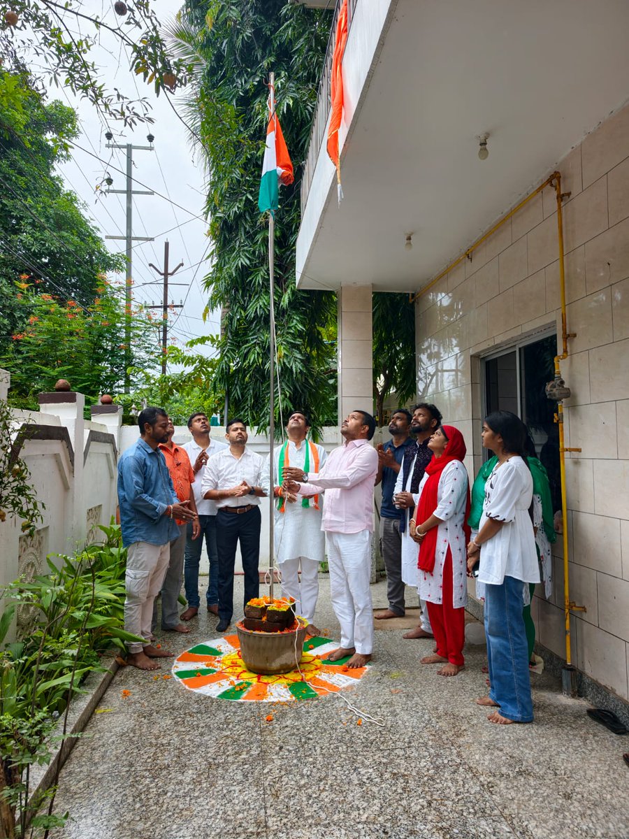 BJMCpresident's tweet photo. 🇮🇳 BJMC ओडिशा कार्यालय में स्वतंत्रता दिवस समारोह।

राज्य अध्यक्ष श्री दुर्जय कुमार नाथ ने तिरंगा फहराया। श्री सुशांत कुमार महांती सहित राज्य समिति के सदस्य उपस्थित रहे।

स्वतंत्रता सेनानियों को नमन। 🇮🇳

जय हिंद! https://t.co/fpJxyfnhKE