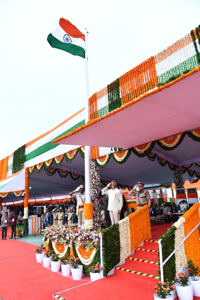 AndhraPradeshCM's tweet photo. గౌరవ ముఖ్యమంత్రి శ్రీ నారా చంద్రబాబు నాయుడు నేడు అమరావతి పరేడ్ గ్రౌండ్‌లో నిర్వహించిన 80వ స్వాతంత్య్ర దినోత్సవ వేడుకల్లో పాల్గొన్నారు. పతాకావిష్కరణ అనంతరం రాష్ట్ర ప్రజలకు సందేశాన్ని ఇచ్చారు.
#IndependenceDay 
#AndhraPradesh https://t.co/vVwPioHsS6