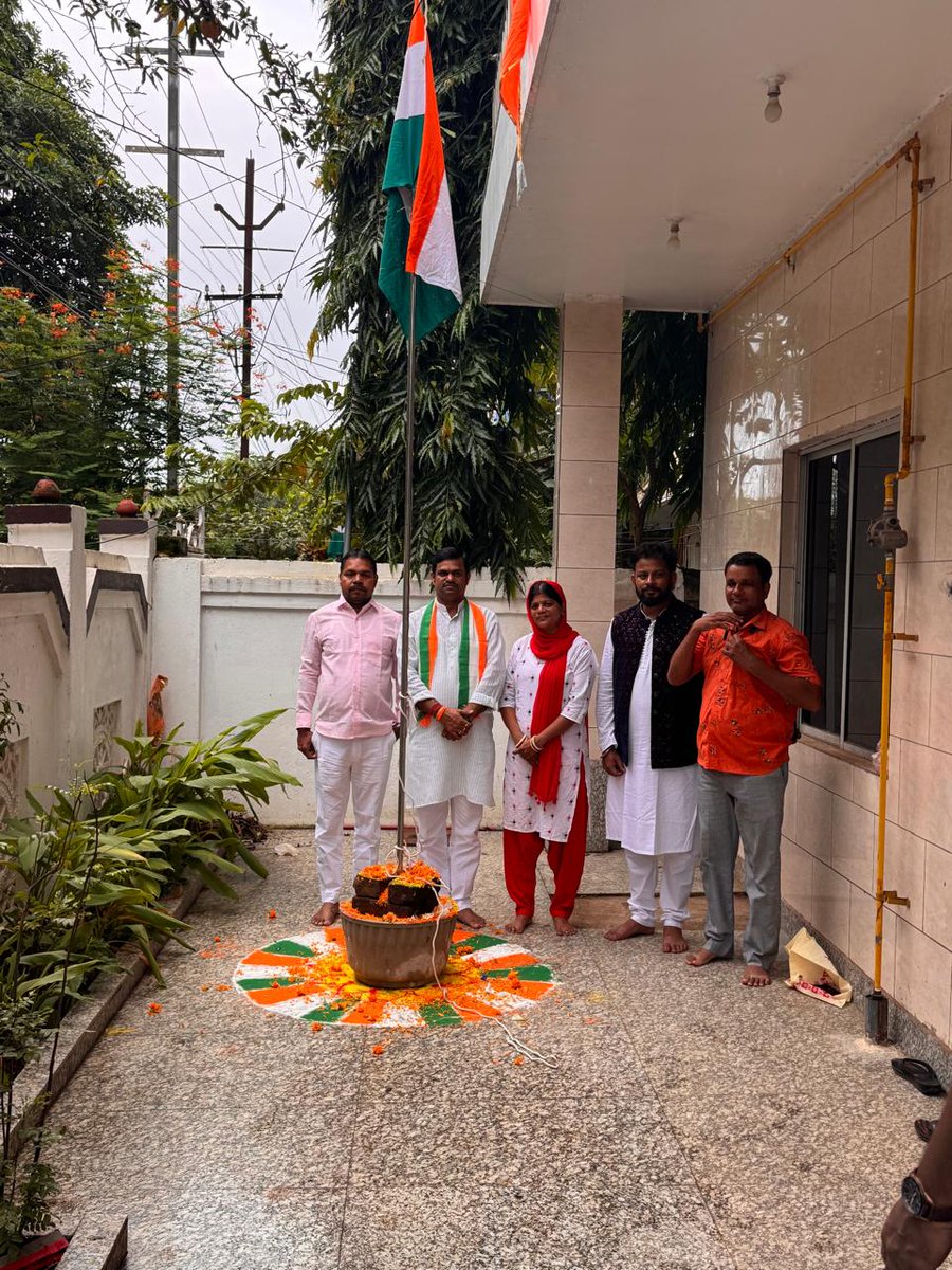 BJMCpresident's tweet photo. 🇮🇳 BJMC ओडिशा कार्यालय में स्वतंत्रता दिवस समारोह।

राज्य अध्यक्ष श्री दुर्जय कुमार नाथ ने तिरंगा फहराया। श्री सुशांत कुमार महांती सहित राज्य समिति के सदस्य उपस्थित रहे।

स्वतंत्रता सेनानियों को नमन। 🇮🇳

जय हिंद! https://t.co/fpJxyfnhKE