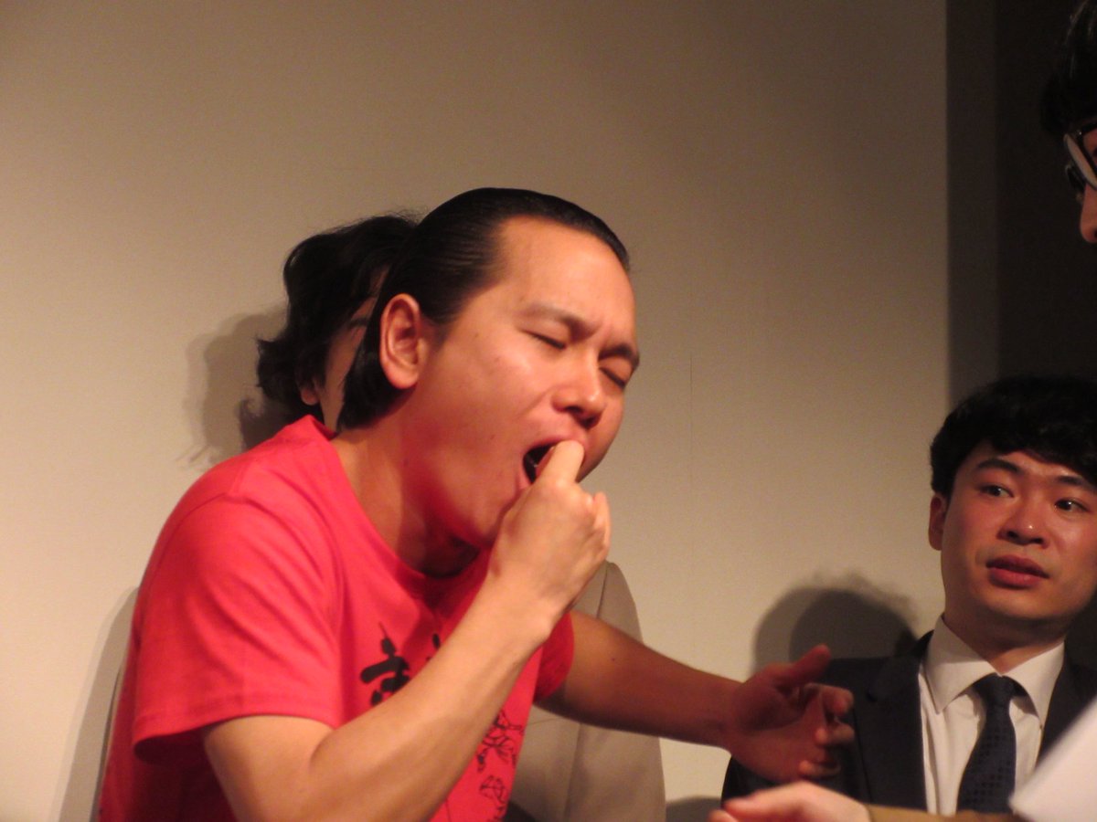Amane_714's tweet photo. 体制と揉み合って外れた木原さんの眼鏡のレンズを飲み込もうとするイクト https://t.co/IA92CXEJ4B