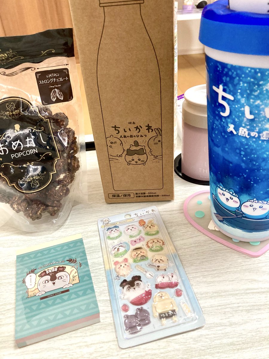 aoitan_02's tweet photo. セイレーンのジュースホルダーでカフェラテ飲んでポップコーン食べながら今日の戦利品を眺めてる🥰

 #ちいかわ
 #ちいかわ映画
 #戦利品 https://t.co/GuSsmOxM3d