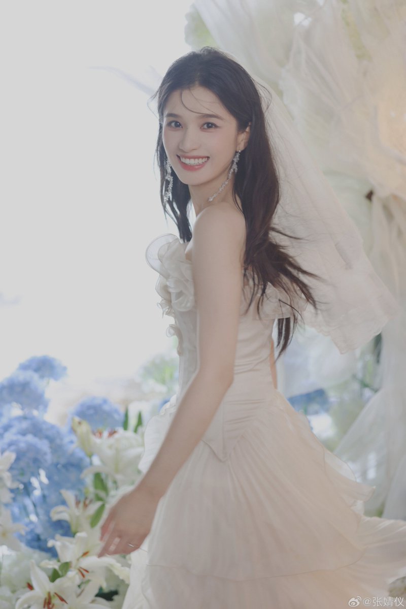 jeissla's tweet photo. dressed in white, surrounded by flowers, a moment i wouldn't mind living through again (only with Gabriel). https://t.co/o3Lhe2GGDz