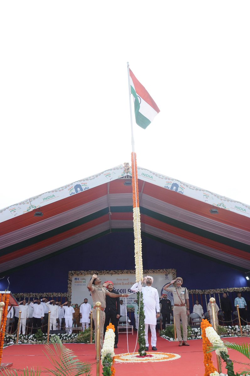 collectorjunag's tweet photo. 80મો સ્વાતંત્ર્ય પર્વ | જિલ્લા કક્ષાની ઉજવણી 🇮🇳🇮🇳

માળિયા હાટીના ખાતે રાષ્ટ્રભક્તિ, ગૌરવ અને ઉત્સાહના માહોલ વચ્ચે 80 મા સ્વાતંત્ર્ય પર્વની જિલ્લા કક્ષાની ઉજવણી કરવામાં આવી.
(1/2)

@CMOGuj @sanghaviharsh @ikaushikvekaria @drpradyumanvaja @JayantiRavi @revenuegujarat @InfoGujarat https://t.co/h6qytsldXy