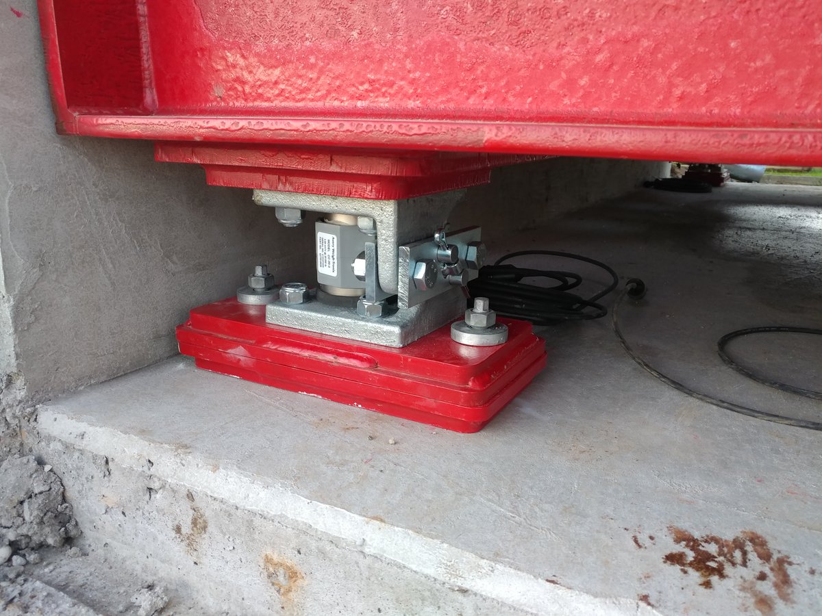 HawkEngineering's tweet photo. Hawk Engineering 50T weighbridge, 8m x 3m deck, Avery Weigh-Tronix scale hardware. Axle weighing software &amp; traffic light controls. #weighbridge https://t.co/KiaS9zNSBG
