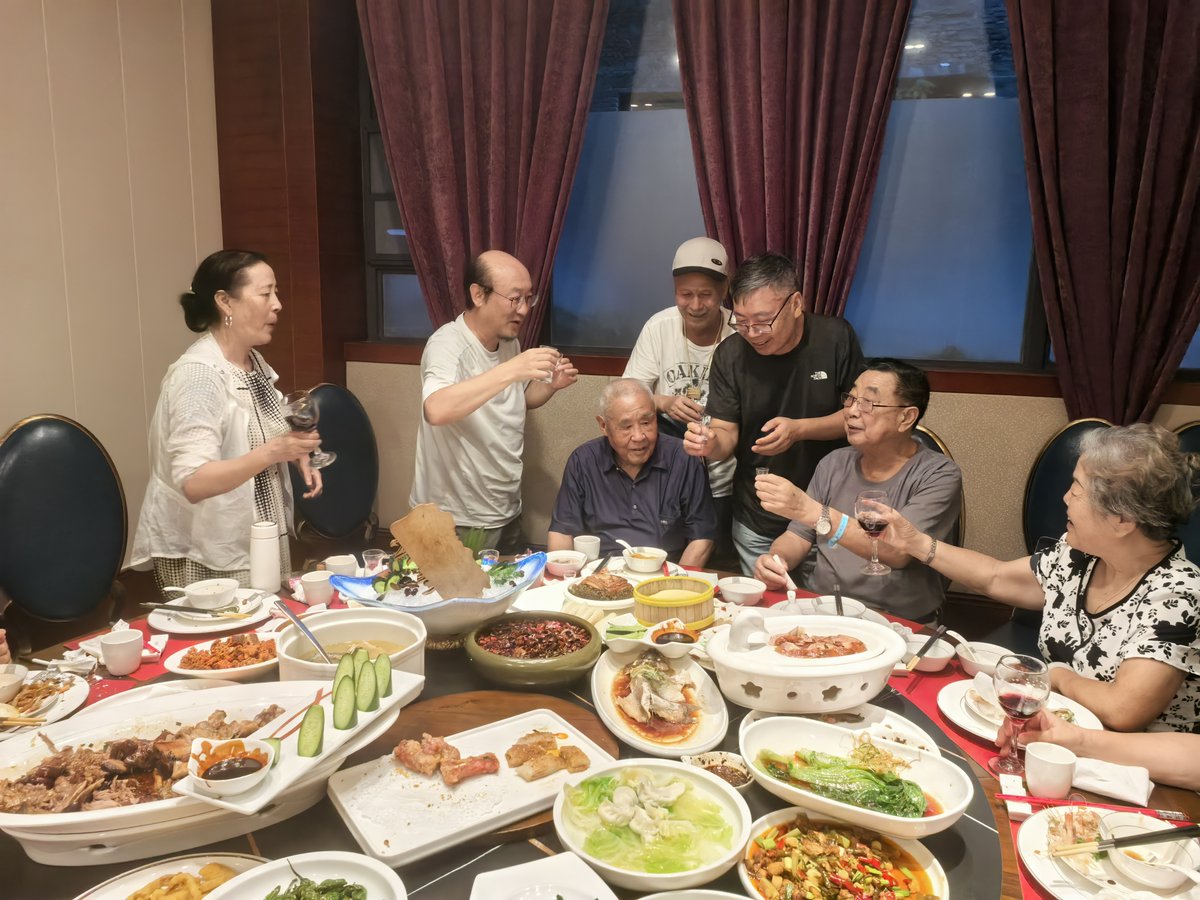 kpatsche's tweet photo. [Caught up with the old crew after ages—laughter, bad old stories and zero awkwardness. Best vibe ever ]， https://t.co/vqSZ1DRcWL