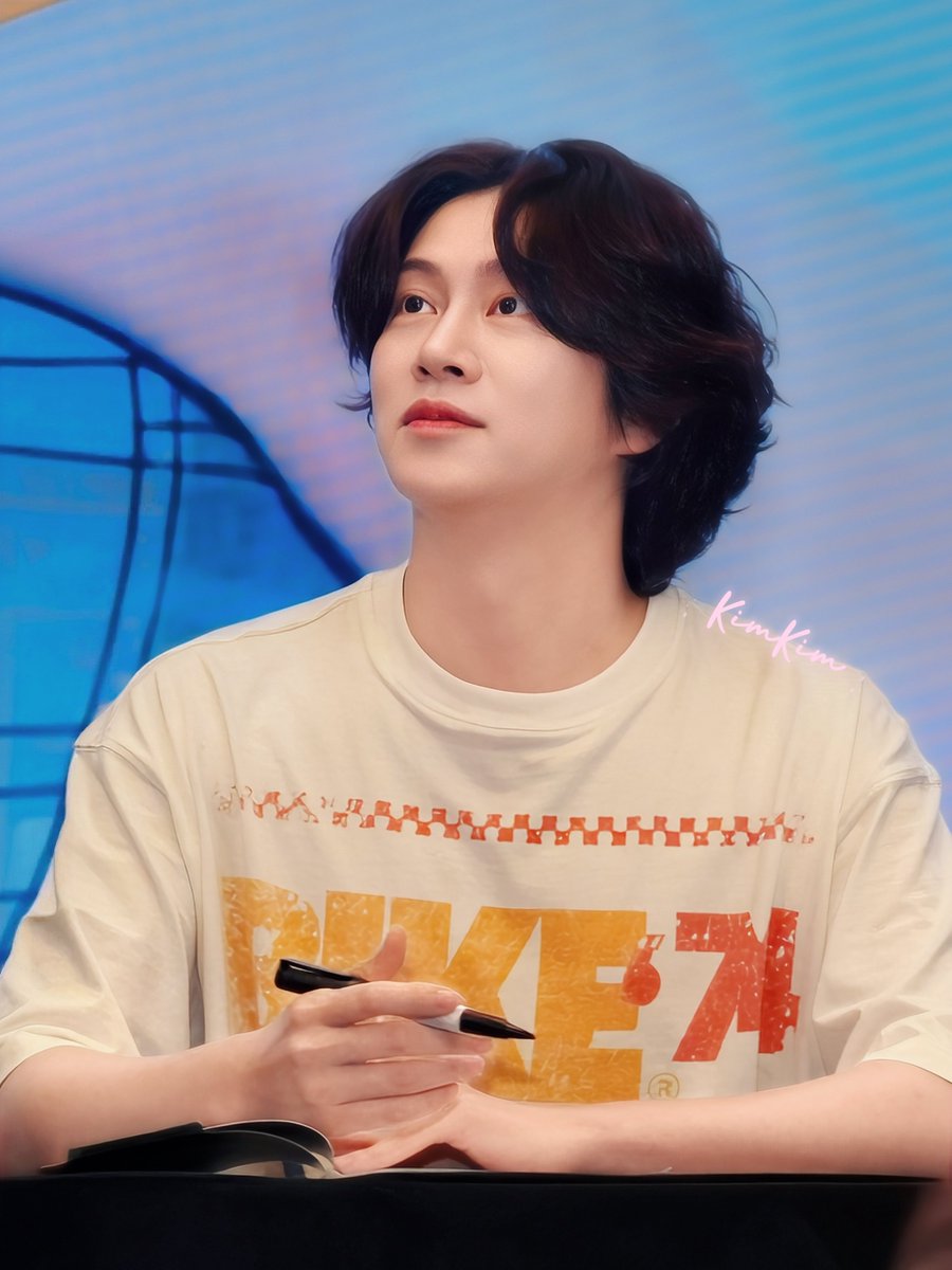 wongchakching01's tweet photo. 就这么萌萌地看着你谁受得了？

#SUPERJUNIOR_83z_1983_BKK #MakestarxSUPERJUNIOR83zFansignevent 
 #Heechul
#SUPERJUNIOR_83z_1983_BKK https://t.co/ig4HJba1Ld