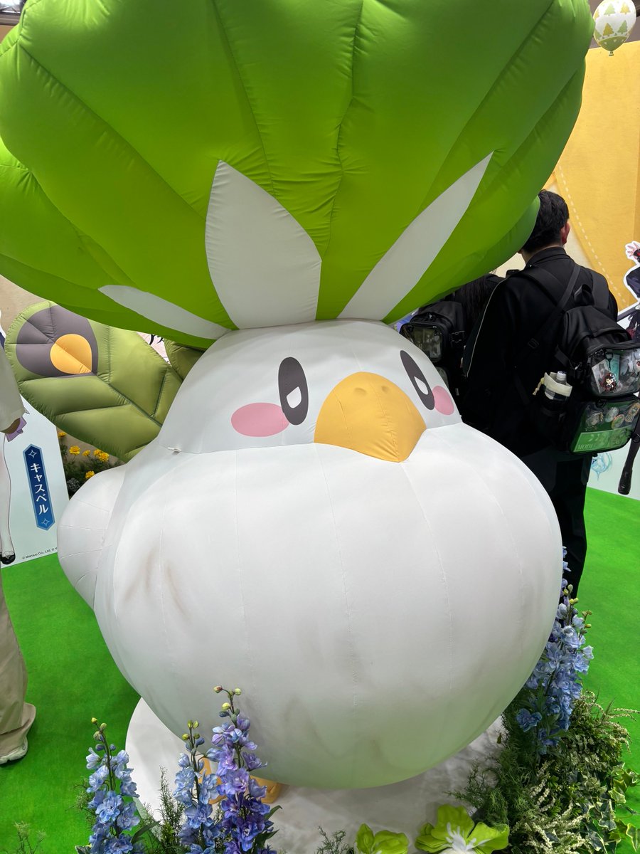 Yunagi_Azupro's tweet photo. アズプロブース回ってきた！グッズ販売は無かったけどセットがしっかりしてて楽しかった！
やっぱルルカちゃんなんだよな……ショッパーとフライヤー、ピンバッジもしっかり貰ってきた👍🏻 https://t.co/DK473Kn9Nf