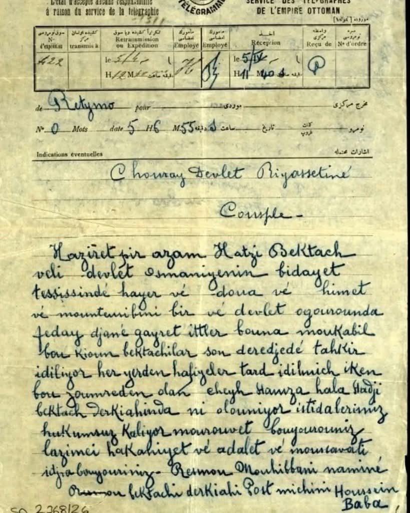 umuttgunerr's tweet photo. 1910 yılında Girit Bektaşileri, Türkçe’yi Latin harfleriyle yazıyordu. Bu durum âdeta 1928’deki Harf Devrimi’nin habercisi niteliğinde.

Metnin Birebir Transkripsiyonu (Yazıldığı Biçimiyle)
(GÜNÜMÜZ TÜRKÇESİ ALTTA)
Chouray Devlet Riyassetine
Haziret pir azam Hatzi Bektach veli devlet osmaniyenin bidayet tessissinde hayer ve doua ve himet ve mountenibini bir ve devlet ogourounda feday djane gayret ittler bouna moukabil bou kioun bektachilar son deredjede tahkir idiliyor her yerden hafiyeler tard idilmich iken bou zoumreden olan cheyh Hamza hala Hadji bektach Derkiahinda ni olouniyor istidalerimiz houkoumsouz kaliyor mourouwet bouyourouniz lazimei hakaliyet ve adalet ve moussavati idjra bouyouriniz.

Resmon Mouhibbani namine
Resmon bektachi derKiahi Post michini Houssein Baba

4. Belgenin Başlık ve Üst Bilgileri
Çıkış Yeri: Retymo (Resmo / Girit)

Varış Yeri: İstanbul (Şûrâ-yı Devlet)

Tarih: 5 Nisan (5 / IV)

Gönderen: Resmo Bektaşî Dergâhı Postnişini Hüseyin Baba

- Erk Egemenler