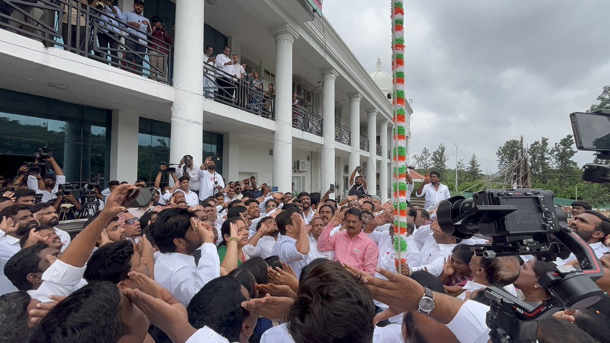 EDRBRS's tweet photo. 15-08-2026
హైదరాబాద్ 
భారత రాష్ట్ర సమితి భవనం 

స్వాతంత్య్ర దినోత్సవం సందర్భంగా తెలంగాణ భవన్‌లో జాతీయ జెండాను ఎగురవేసిన బీఆర్ఎస్ వర్కింగ్ ప్రెసిడెంట్ కేటీఆర్ గారు ఈ కార్యక్రమంలో పాల్గొన్న మాజీ మంత్రి ఎర్రబెల్లి దయాకర్ రావు గారు. https://t.co/u30ydMAoDs