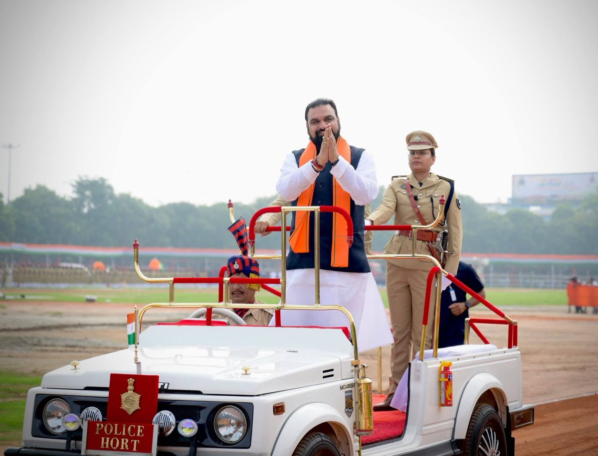samrat4bjp's tweet photo. पटना के ऐतिहासिक गांधी मैदान में 80वें स्वतंत्रता दिवस के अवसर पर ध्वजारोहण कर तिरंगे को सलामी दी।

🔹 परीक्षाओं को सुचारु, पारदर्शी, निष्पक्ष एवं आधुनिक बनाने हेतु राज्य स्तरीय परीक्षा सुधार समिति का गठन किया जाएगा।

🔹 शिक्षा की गुणवत्ता को और बेहतर बनाने के लिए उच्चस्तरीय समिति गठित होगी।

🔹 17 अगस्त से ‘विद्यार्थी सहयोग पोर्टल’ शुरू होगा, जिसके माध्यम से छात्रों की शिकायतों का 30 दिनों के भीतर समाधान सुनिश्चित किया जाएगा।

🔹 गन्ना किसानों के हित में 25 नई चीनी मिलों की स्थापना का लक्ष्य है; 10 चीनी मिलों की शुरुआत हो चुकी है और अगले 6 महीने में 5 और चीनी मिलें शुरू होंगी।

🔹 मोकामा में 10 एकड़ भूमि पर तिरुपति बालाजी ट्रस्ट द्वारा भव्य तिरुपति बालाजी मंदिर का निर्माण किया जाएगा।

🔹 वर्ष 2030 तक 1 करोड़ युवाओं को सरकारी नौकरी एवं रोजगार उपलब्ध कराने का लक्ष्य निर्धारित किया गया है।

14 करोड़ बिहारवासियों की सामूहिक शक्ति, युवाओं की ऊर्जा, किसानों की मेहनत और माताओं-बहनों के संकल्प से विकसित भारत के साथ बिहार को भी समृद्ध और सशक्त प्रदेश बनाएंगे।

जय हिंद 🇮🇳
भारत माता की जय🇮🇳