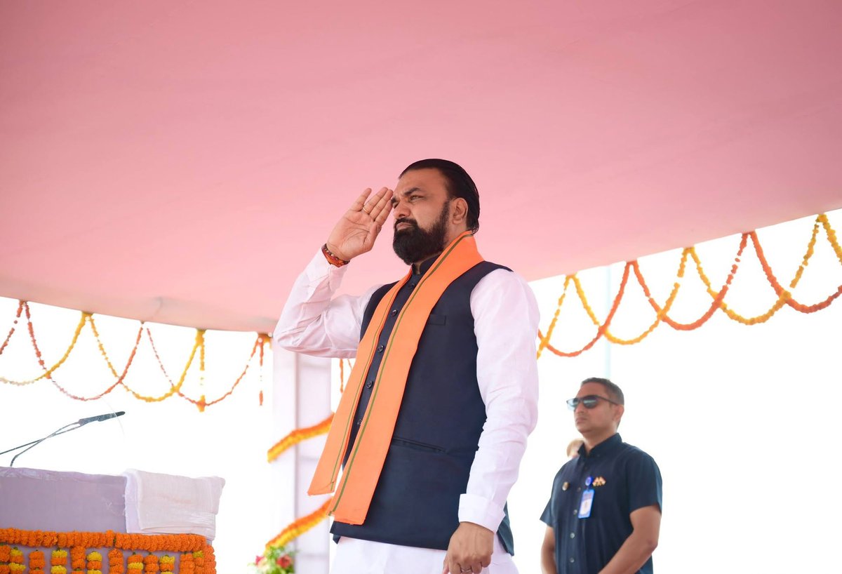 samrat4bjp's tweet photo. पटना के ऐतिहासिक गांधी मैदान में 80वें स्वतंत्रता दिवस के अवसर पर ध्वजारोहण कर तिरंगे को सलामी दी।

🔹 परीक्षाओं को सुचारु, पारदर्शी, निष्पक्ष एवं आधुनिक बनाने हेतु राज्य स्तरीय परीक्षा सुधार समिति का गठन किया जाएगा।

🔹 शिक्षा की गुणवत्ता को और बेहतर बनाने के लिए उच्चस्तरीय समिति गठित होगी।

🔹 17 अगस्त से ‘विद्यार्थी सहयोग पोर्टल’ शुरू होगा, जिसके माध्यम से छात्रों की शिकायतों का 30 दिनों के भीतर समाधान सुनिश्चित किया जाएगा।

🔹 गन्ना किसानों के हित में 25 नई चीनी मिलों की स्थापना का लक्ष्य है; 10 चीनी मिलों की शुरुआत हो चुकी है और अगले 6 महीने में 5 और चीनी मिलें शुरू होंगी।

🔹 मोकामा में 10 एकड़ भूमि पर तिरुपति बालाजी ट्रस्ट द्वारा भव्य तिरुपति बालाजी मंदिर का निर्माण किया जाएगा।

🔹 वर्ष 2030 तक 1 करोड़ युवाओं को सरकारी नौकरी एवं रोजगार उपलब्ध कराने का लक्ष्य निर्धारित किया गया है।

14 करोड़ बिहारवासियों की सामूहिक शक्ति, युवाओं की ऊर्जा, किसानों की मेहनत और माताओं-बहनों के संकल्प से विकसित भारत के साथ बिहार को भी समृद्ध और सशक्त प्रदेश बनाएंगे।

जय हिंद 🇮🇳
भारत माता की जय🇮🇳