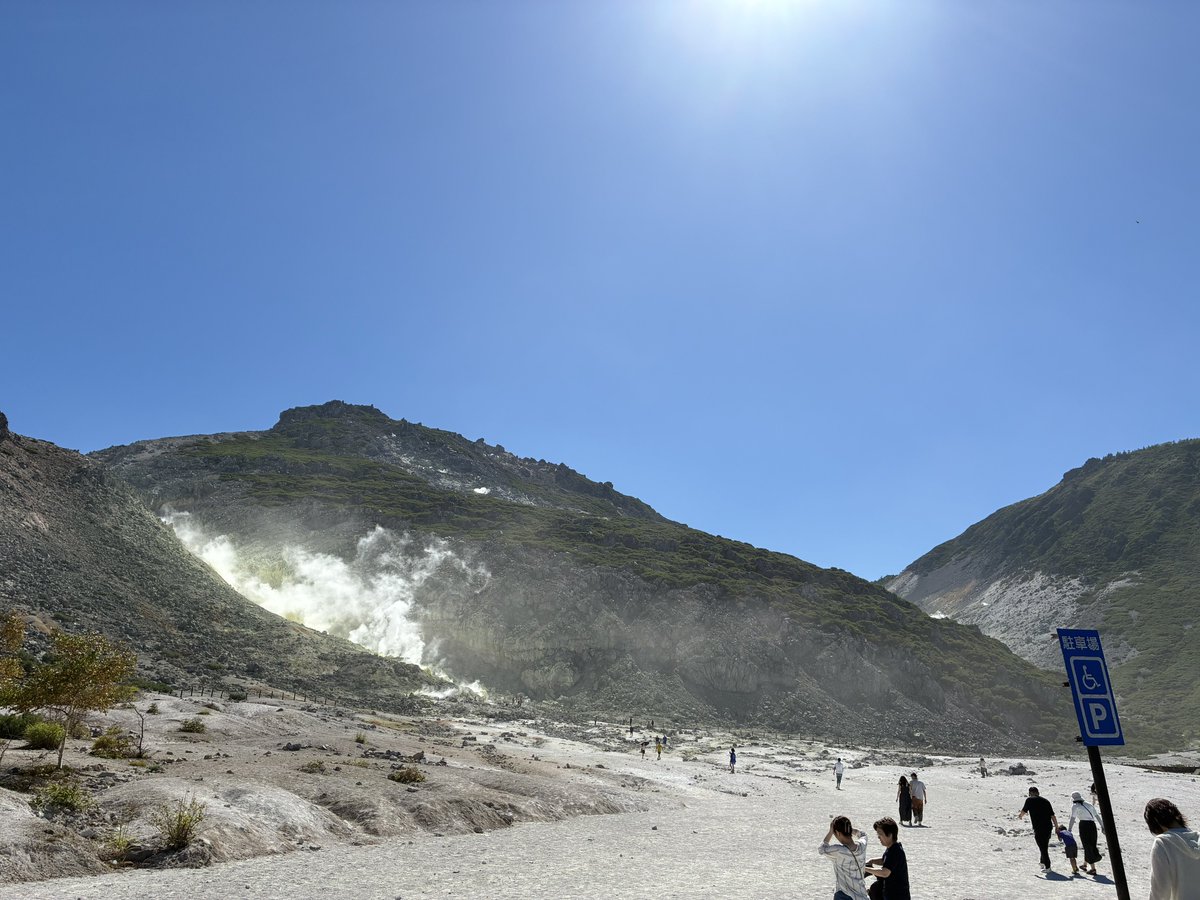 25karin39's tweet photo. 摩周湖と硫黄山

霧の摩周湖と言われている場所が快晴なのおもろい
綺麗だった

硫黄山は文字通り硫黄の匂いが漂ってた
近くまでは流石に行かなかった

ホテルで一泊して、帰りながらまた寄り道するらしい
※ほぼ無計画 https://t.co/SJIo1X2Gkk