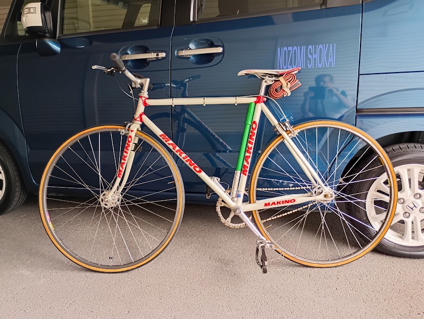 kino99's tweet photo. 久し振りに自転車を降ろしタイヤに空気を張ってやりました 昨年の 11月から乗っていません チェーンホイールは SUGINO MIGHTY COMPETITION 1968年製 PCD151 58年経ちましたが まだ大切に使っています 倉庫の通路を 50m程乗りました やはり楽しい・・
#SUGINO #マイティコンペ #RUNWELL https://t.co/XDTRbgJngp