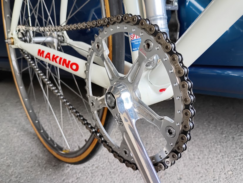 kino99's tweet photo. 久し振りに自転車を降ろしタイヤに空気を張ってやりました 昨年の 11月から乗っていません チェーンホイールは SUGINO MIGHTY COMPETITION 1968年製 PCD151 58年経ちましたが まだ大切に使っています 倉庫の通路を 50m程乗りました やはり楽しい・・
#SUGINO #マイティコンペ #RUNWELL https://t.co/XDTRbgJngp