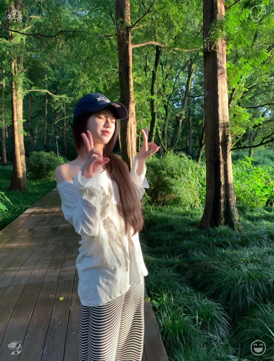ELVISEO1's tweet photo. Playing badminton helps alleviate mental strain and brain burnout. Engaging in physical activity boosts blood flow, stimulates cognitive function, and swiftly rejuvenates mental sharpness. I played badminton with my girlfriend and won. https://t.co/fgggThqCKE