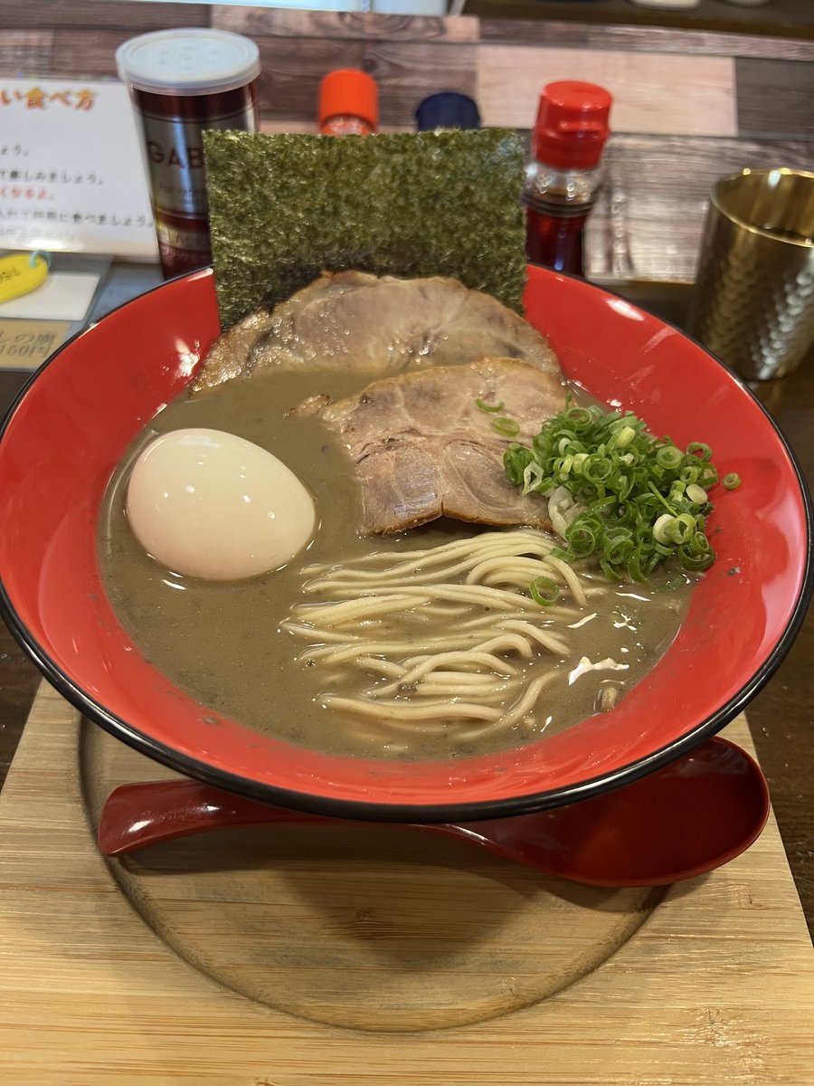 Forever_everman's tweet photo. 店名→ラーメンは好きですか 🍜 
一関市まで ドライブ🚗³

煮干しの虜🍜
＋味玉
＋和え玉

外観も店内もオサレ✨
入口にぶら下がっている食べたいラーメン札を取って渡すスタイル

セメント系煮干し
雑味エグ味苦味もなく
サラリとしていて上品な味わい
和え玉の注文も欠かせないですね

美味し1杯😆 https://t.co/LK1IugiQ0s