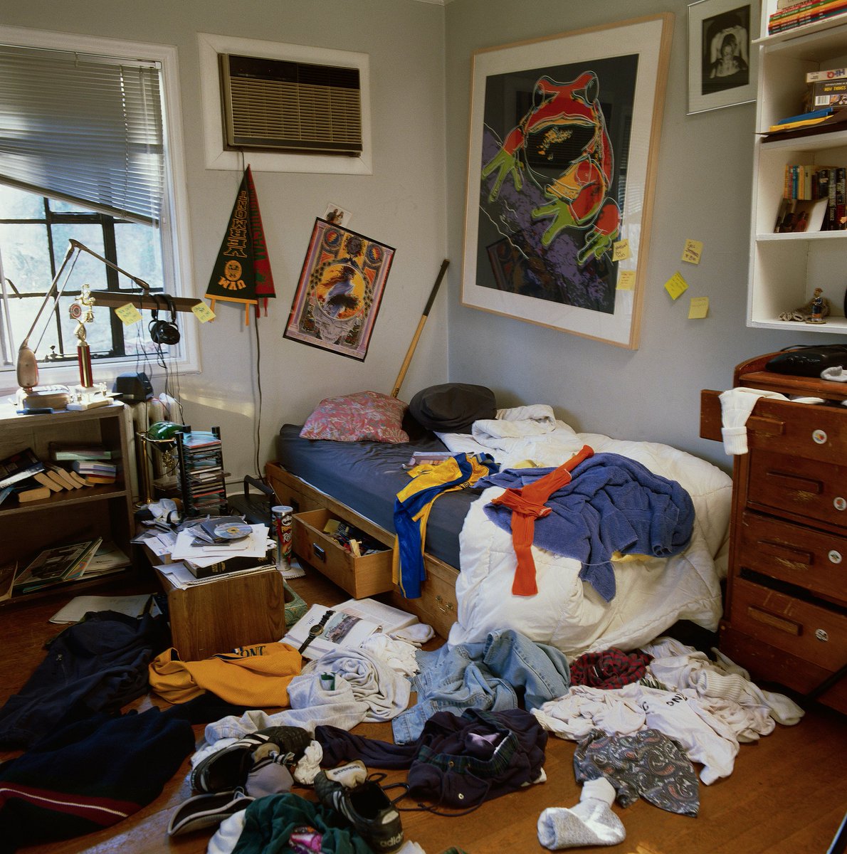 jacob_verdad's tweet photo. Tackled my cluttered old stuff today! Donated 3 bags of clothes and books, kept only what I truly need and love. Decluttering feels so freeing! https://t.co/X6LWo7FOa4