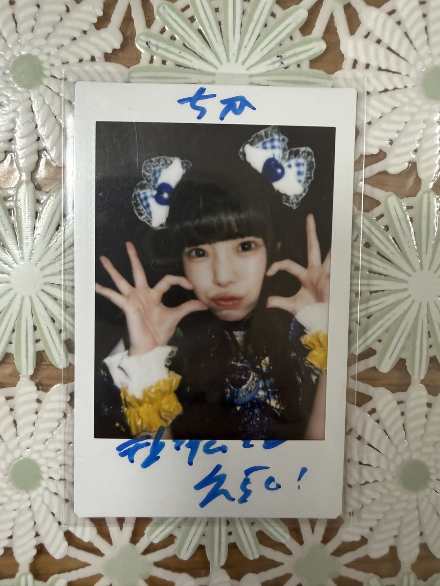 lov_ice1014's tweet photo. 6.5

めっちゃ前のチェキツイごめんね！
かれんちゃんと初めましてしてきた✨️
めっちゃギリギリまで目を見て話してくれて、チェキスタさんにペン取られかけててもお願いしたコメント書いてくれて本当に感謝😭
テストの時のお守りにしてたんだ🎶

 #空詩かれん
 #かれんに奏でて https://t.co/qaCg18csl9
