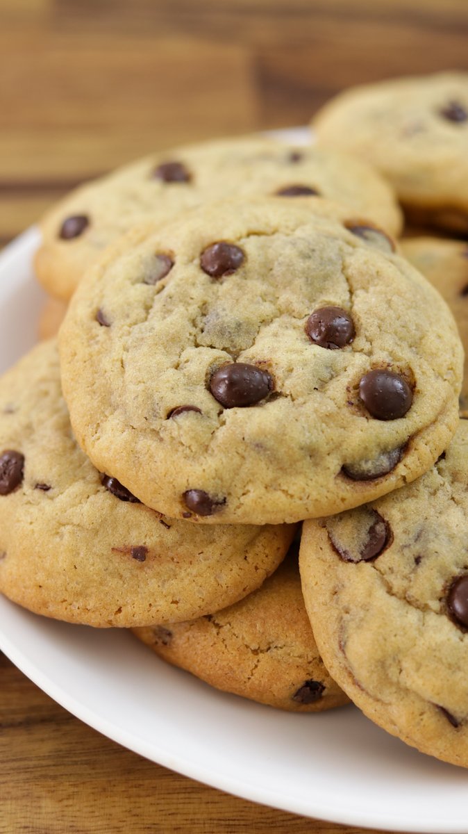 Rus_Magerov's tweet photo. Just had the coziest Sunday baking session! My chocolate chip cookies came out chewy, golden and smelling like pure happiness—definitely my new go-to weekend vibe ， https://t.co/pTiZjbNFW4