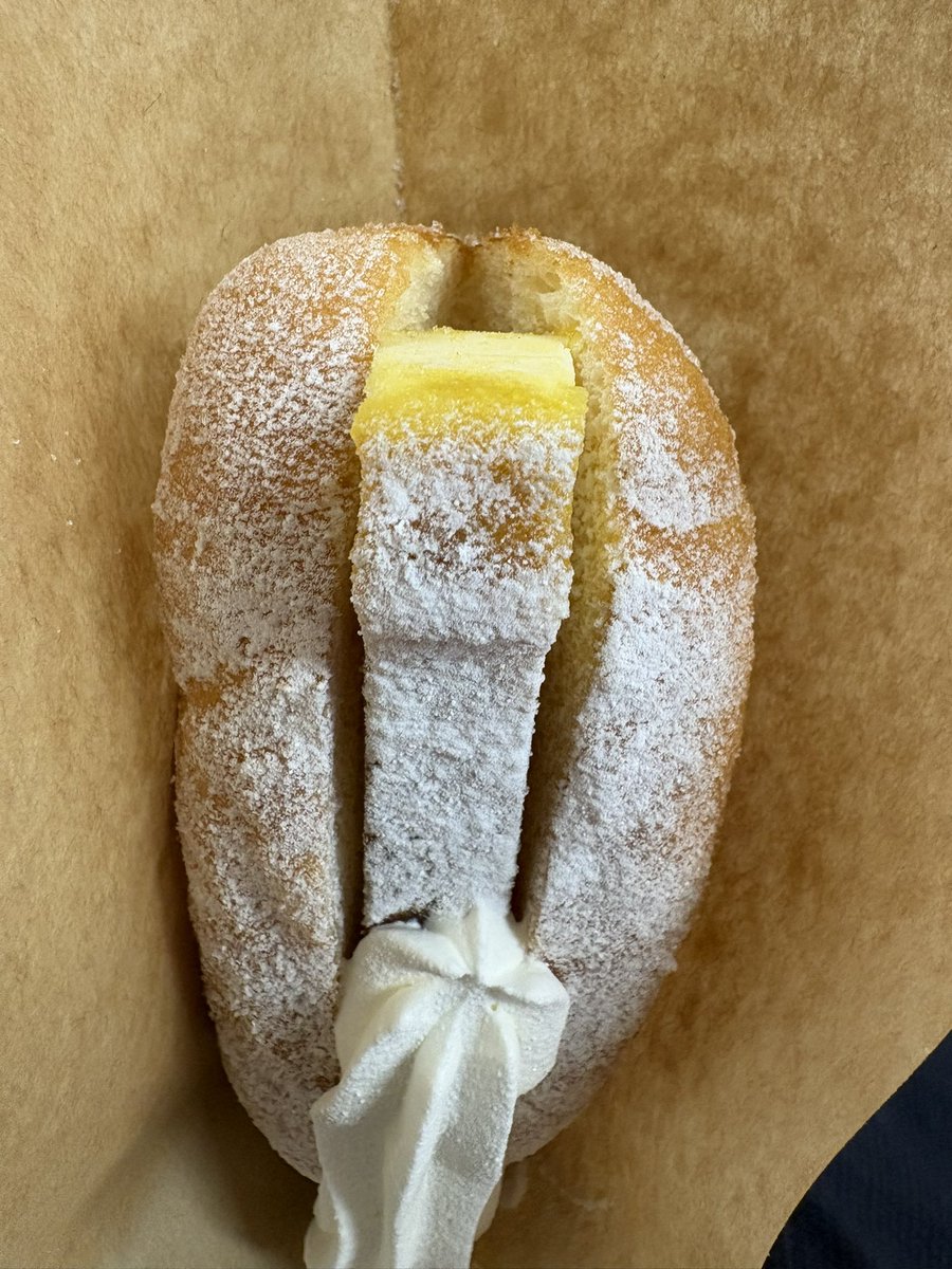 203gousitu's tweet photo. 天神大丸の北海道展
揚げパンにカタラーナを挟んだ最強の食べ物があったので購入。
この組み合わせは1＋1で200だ！10倍だぞ10倍！
みんなも行って食べよう(提案) https://t.co/n7H7zDhOv7