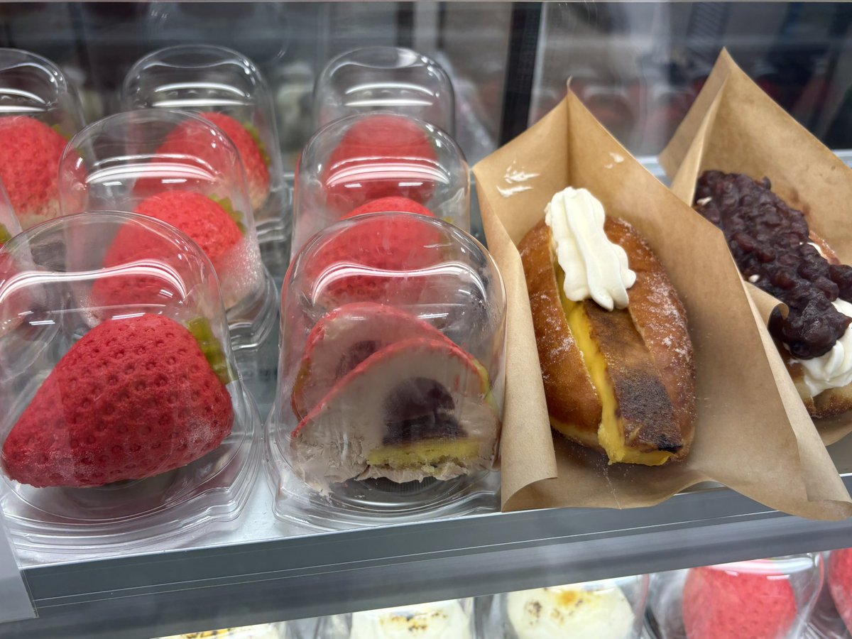203gousitu's tweet photo. 天神大丸の北海道展
揚げパンにカタラーナを挟んだ最強の食べ物があったので購入。
この組み合わせは1＋1で200だ！10倍だぞ10倍！
みんなも行って食べよう(提案) https://t.co/n7H7zDhOv7