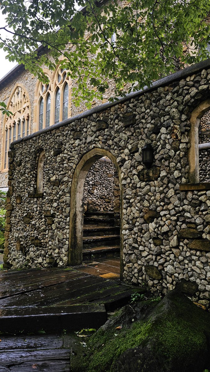 satoshi03_16's tweet photo. イギリスの貴族の邸宅「マナーハウス」を再現した石造りの建物が特徴の、日本最大級のアンティークステンドグラス美術館です
#キリトリセカイ　#那須ステンドグラス美術館　#教会 https://t.co/nJLUHPyl4W