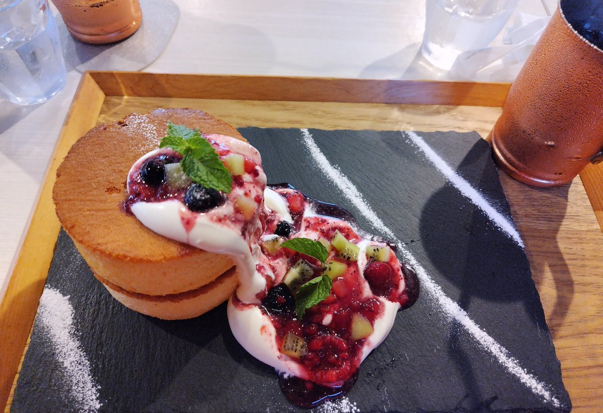 akira_blue's tweet photo. 今日のランチはパンケーキ https://t.co/aLYe0Y9cW4