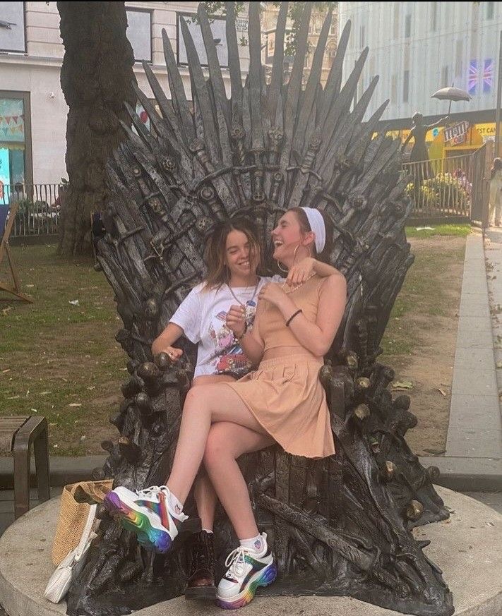 onewayrhiyo's tweet photo. the thought of emma and olivia ending season 4 with a picture of them on the throne like this … https://t.co/cyDlonDpcl