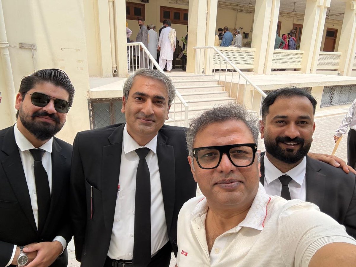 WaqasAwan666's tweet photo. میاں دائود ایڈووکیٹ صاحب پر بھی اللہ تعالٰی نے بطور وکیل کوئی خاص ہی کرم کیا ہوا ہے، ہر ایسا تنازع یا مقدمہ جس کا کسی کے پاس کوئی حل نہیں ہوتا، اس کو میاں دائود ایڈووکیٹ بہترین طریقے سے حل کر دیتے ہیں، اب دیکھیں نا کہ پورے ملک میں صحافیوں کو اور دیگر شخصیات کو سائبر کرائم ایجنسی کی طرف سے ضابطہ فوجداری کی دفعہ 160 کے طلبی کے نوٹسز جاری ہو رہے ہیں لیکن کسی ہائیکورٹ سے ان نوٹسز کیخلاف حکم امتناعی یعنی ریلیف نہیں مل رہا لیکن سینئر صحافی عمران شفقت صاحب کے کیس میں میاں دائود ایڈووکیٹ نے کیس ہی ایسا تیار کیا کہ خود NCCIA کو عدالت میں یہ کہنا پڑا کہ ہم سے ابھی یہ فیصلہ نہیں ہو پا رہا کہ صحافی کیخلاف شکایت سننے کا اختیار ہے یا نہیں اور درخواست سے کوئی قابل دست اندازی یا ناقابل دست اندازی جرم ظاہر ہوتا ہے یا نہیں جس پر لاہور ہائیکورٹ ملتان بنچ نے پوری کی پوری انکوائری ہی معطل کر دی ہے۔
اللہ رب العالمین کا واقعی میاں دائود ایڈووکیٹ صاحب پر فضل کریم ہے، مظاہر نقوی کا کیس ہو یا طارق جہانگیری کا، اینکر ریحان طارق کا کیس ہو یا پھر کوئی اور مشکل سے مشکل، پیچیدہ سے پیچیدہ کیس میں بھی کامیابی ان کا انتظار کر رہی ہوتی ہے۔