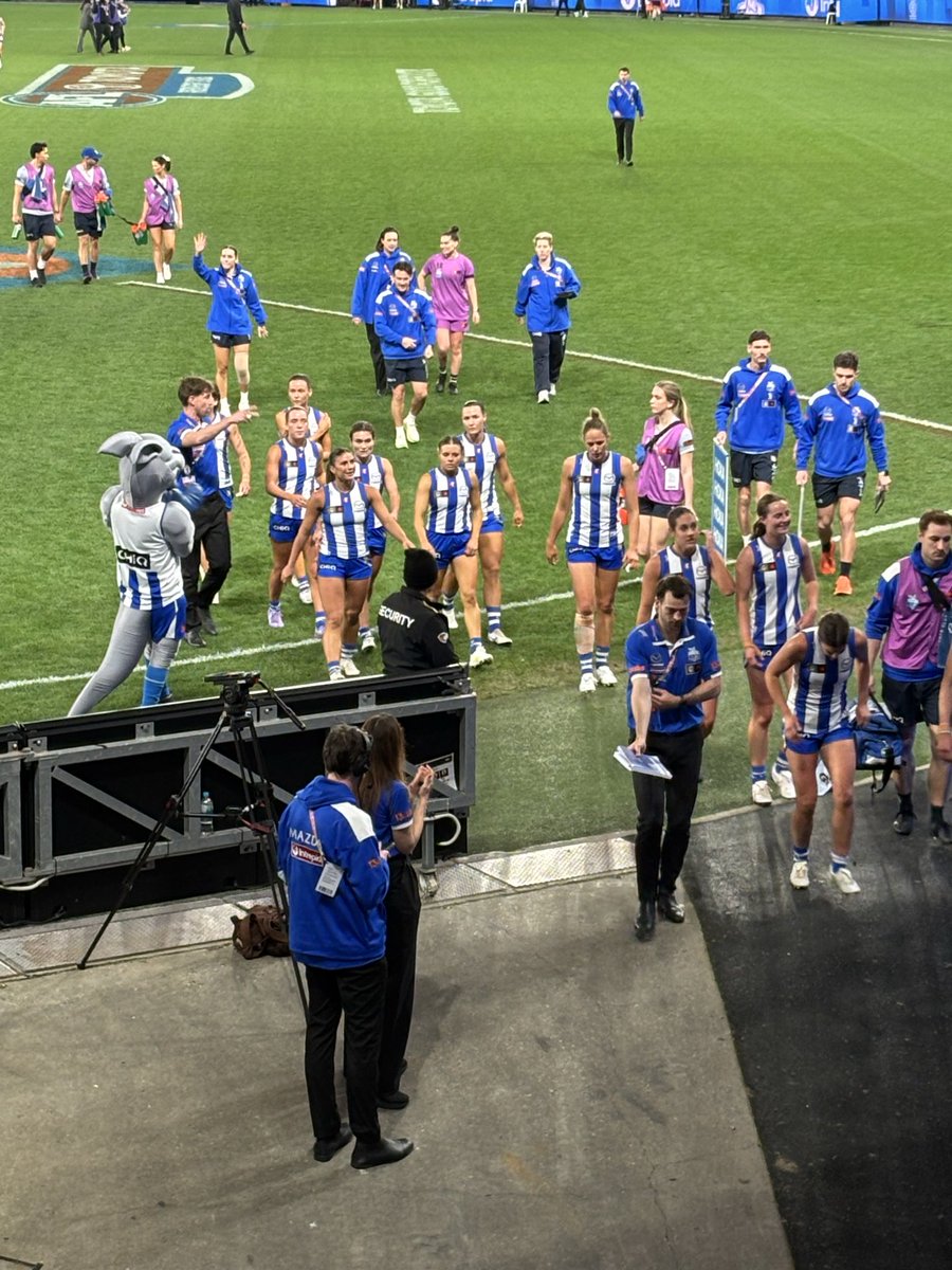 NickPAVLIDIS28's tweet photo. The players run in half time https://t.co/7wwx6LOBoj