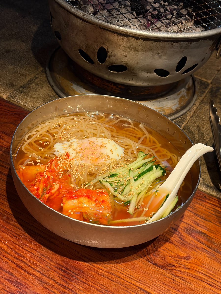 horumonstadium's tweet photo. 【コミケ帰りのオタクへ】

秋葉原で飯を探してるなら、
そのまま鶯谷まで来てください。

秋葉原からJRで約6分。

戦利品を抱えたままでも大丈夫。
今日はもう、肉を食べていい日です。

＼ Xでバズった温玉入り冷麺 ／
　　　あ　り　ま　す

コミケ
↓
秋葉原
↓
鶯谷で焼肉

このルート、覚えて帰ってください。

#C108 #コミケ #コミケ108 #秋葉原 #鶯谷 #焼肉