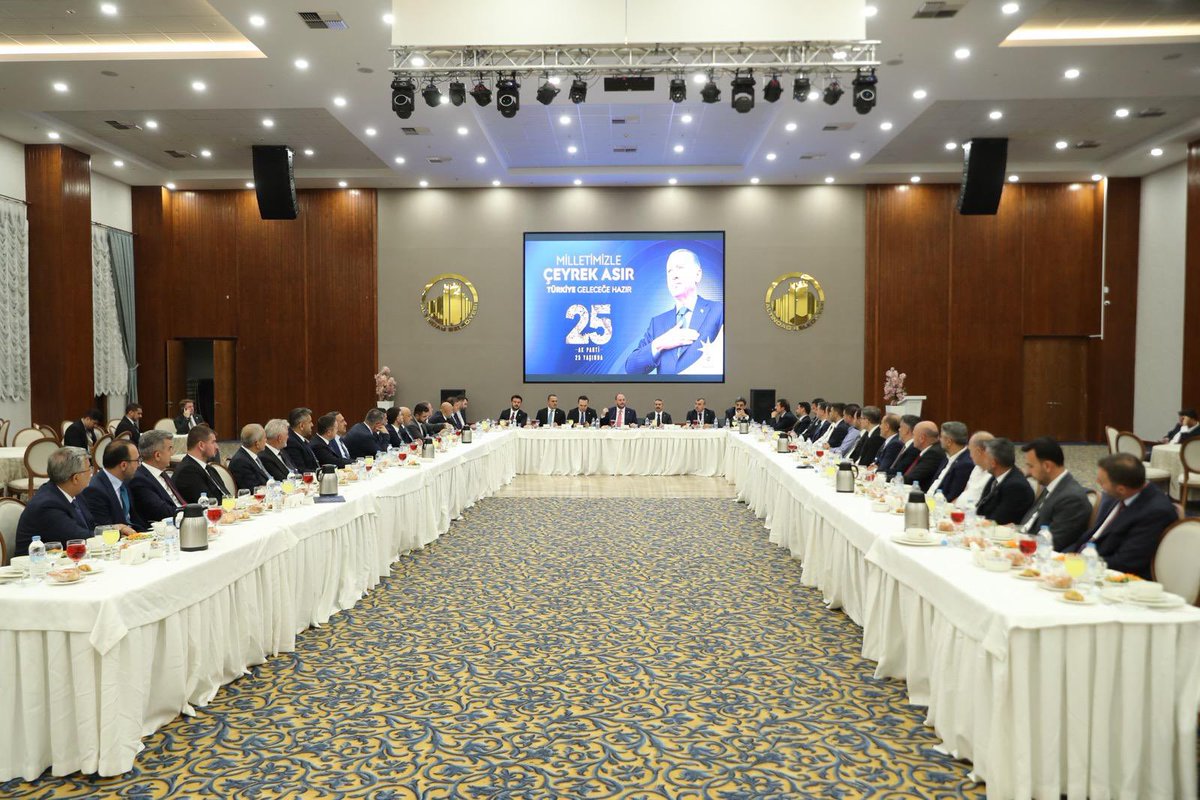 yilmaz_seven's tweet photo. AK Parti’mizin 25. kuruluş yıl dönümü coşkusunun ardından, Anadolu’yu bizlere ebedi vatan kılan Malazgirt Zaferi’nin 955. yıl dönümüne hazırlanıyoruz. 

23-26 Ağustos’taki etkinliklerimizin startını vermek üzere Teşkilat Başkanımız Sayın Ahmet Büyükgümüş’ün başkanlığında 34 il başkanımızla verimli bir istişare ve değerlendirme toplantısı gerçekleştirdik. 

Sultan Alparslan’dan günümüze taşınan bu muazzam mirası ve diriliş ruhunu, aynı kararlılıkla yarınlara taşımakta kararlıyız.

Tarihimizden aldığımız güçle, ecdadımızın izinde ve milletimizin hizmetinde durmaksızın çalışmaya devam edeceğiz.