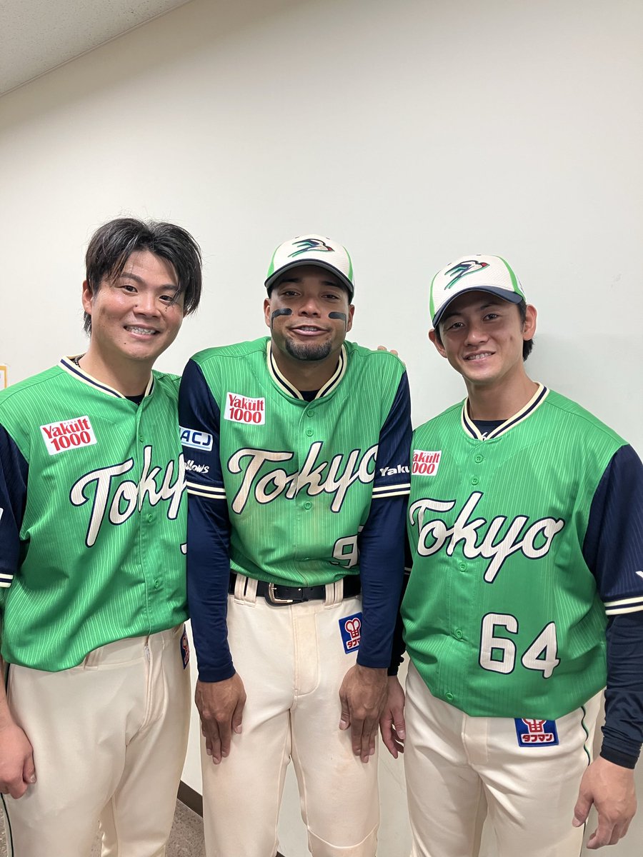 swallowspr's tweet photo. すわほー
本日のヒーロー達‼️
みんなで繋いでみんなで守ってみんなで勝ちました！！
ナイスゲーム！

また明日勝ちましょう！
#swallows
#燕心全開
#清水昇
#モンテル 
#岩田幸宏 https://t.co/wqhXjm3Vn5
