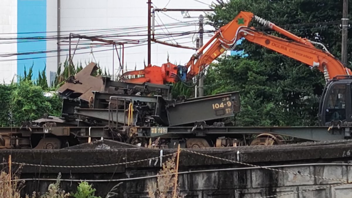 4h3jHw24AakoApw's tweet photo. 八代駅で解体されたコキ1両
番号は104-985？の様です
部分的に確認できました。

ご活躍ありがとうございました
新たな再生を願います🙇
#貨物列車 #熊本 #八代 #コキ https://t.co/rDoF3nm1i6