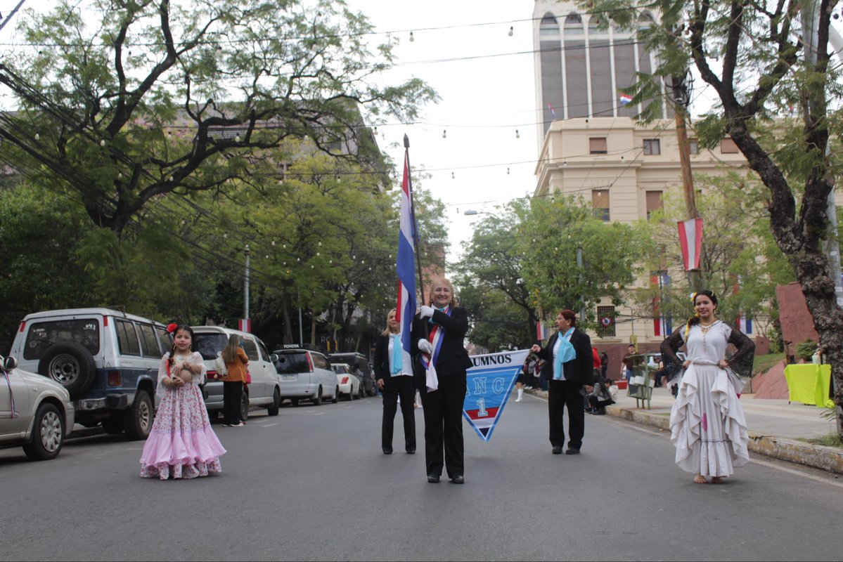 AsuncionMuni's tweet photo. 🥁🇦🇹 La calle Estrella revive la tradición con el desfile estudiantil, donde alumnos y exalumnos de diversas instituciones rinden homenaje a la Madre de Ciudades por sus 489 años. 🎺🎶 Las presentaciones continuarán hasta el mediodía. https://t.co/AkyeqlZjWI