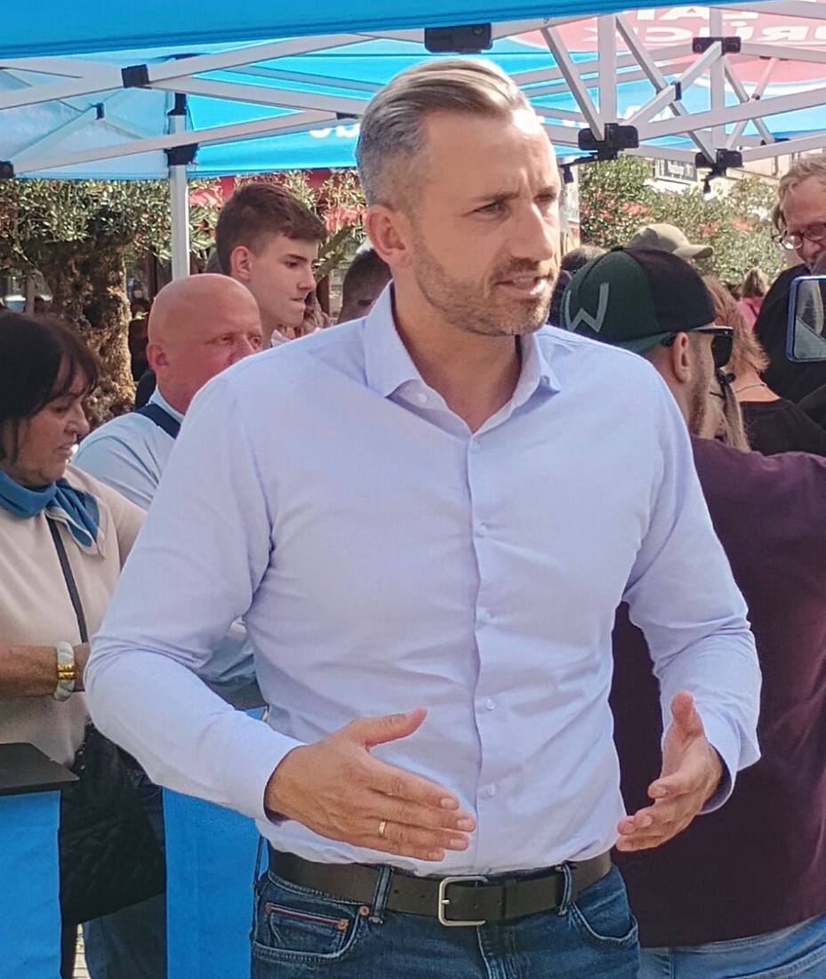 BoschimoDr's tweet photo. „Straftäter sind nicht gefährlich.
Terroristen sind nicht gefährlich.
Gewaltbereite Migranten sind nur traumatisiert, nicht gefährlich. Attentäter sind nicht gefährlich.
Unsere Innenstädte sind nicht gefährlich.

Aber dieser Mann ist gefährlich. 👆🏻
Jemand, der sein Land liebt, der für eine bessere Zukunft kämpft, der die Demokratie wieder zum Leben erwecken möchte, der ist gefährlich.

Es ist einfach.
Es ist bezeichnend.

Danke SPIEGEL 🗞️ für die kostenlose Aufklärung und Werbung!“ 
🩵 

Ulrich Siegmund

https://t.co/RoXvO2VLtl