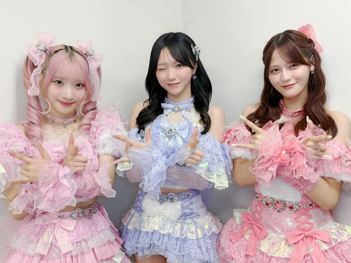Equal_LOVE_12's tweet photo. 「NHK 夏の音楽祭 #うたであえたら 2026」にて

❥ 『#絶対アイドル辞めないで』

❥郷ひろみさん×＝LOVE
『男の子女の子』

❥FRUITS ZIPPER 松本かれんさん、真中まなさん×齋藤、髙松、野口
『ムーンライト伝説』

を披露させていただきました🎀˒˒
ありがとうございました🌙

＃イコラブ https://t.co/eyQWS1OnEa