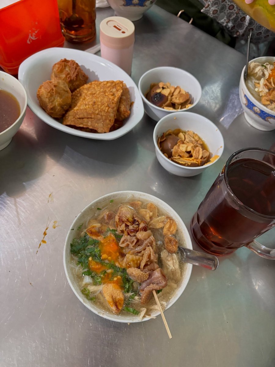KapudS640's tweet photo. kenapa orang semarang baik-baik yaaa? 🥲🫶

pagi ini gue dateng ke 📍soto bokoran sendirian, terus antre sekitar 30 nomor.

🧕🏻: mbak nomor berapa?
👱🏻‍♀️: saya 103 mbak
🧕🏻: wah aku kok nomor 2 ya, ini maksimalnya berapa? jangan-jangan 199
👱🏻‍♀️: mbak berapa orang? mau join sama saya aja? saya sendirian
🧕🏻: bertiga mbak. wah boleh mbak
terus kita duduk berempat, makan bareng, dan tiba-tiba udah dibayarin sama mbaknya, bahkan pas mau gantiin juga nggak mau 😭 huhu masih kepikiran sampe sekarang.
semoga harimu sabtu terus, nasimu selalu hangat, dapet lampu ijo terus di jalan! 🫰🏻😭
