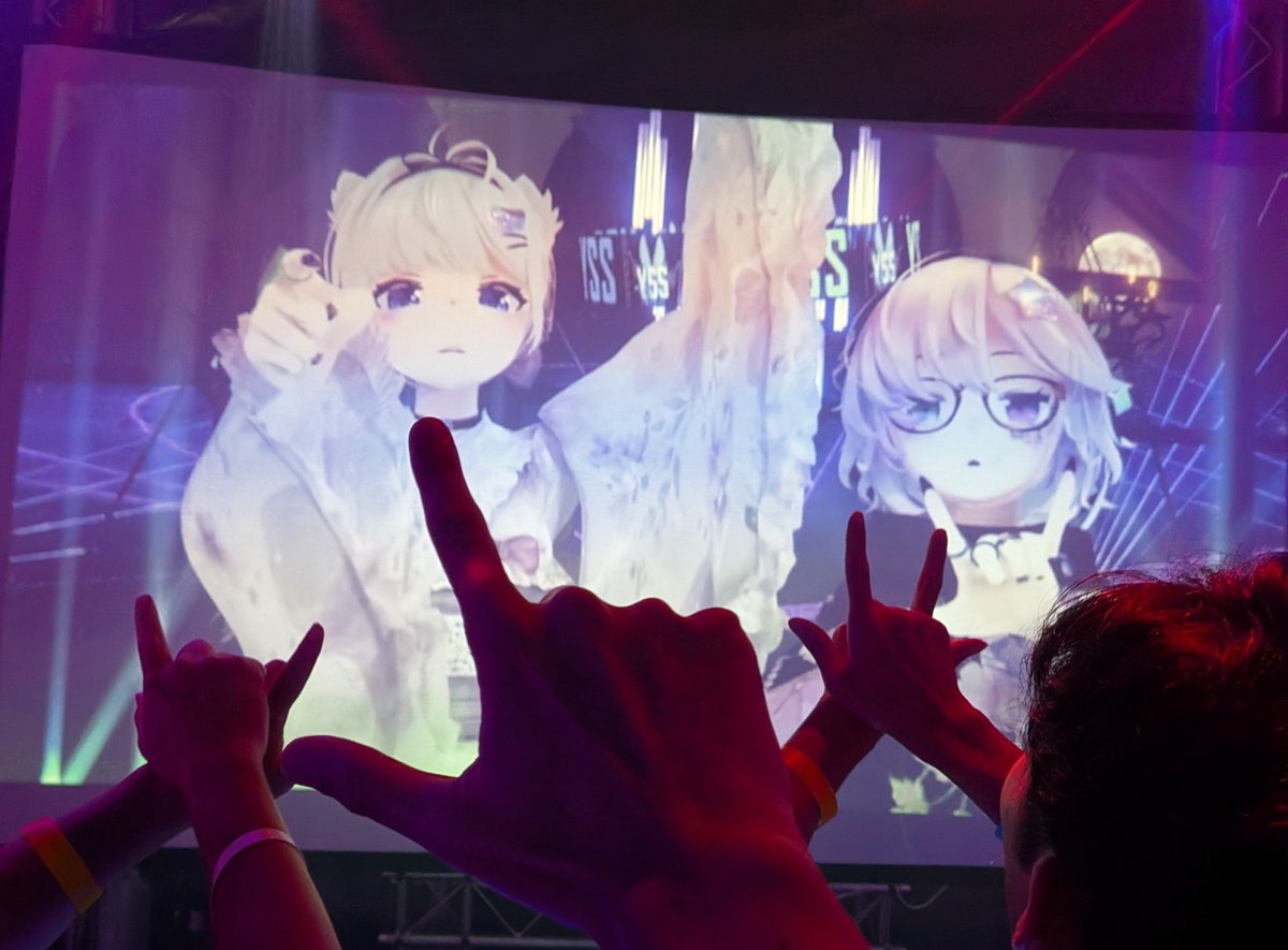 Ar_eLm4's tweet photo. 今回のライブではカットイン(?)もあってDJらしい面白さが増して最高だった！
二人の持ち味を生かした唯一無二の物になりそうで今後の使い方も楽しみ
ドパガキな俺をもっとグチャグチャにしてくれー
#YSS_VRC #ぺぺ周年 https://t.co/xoZohBv7cV